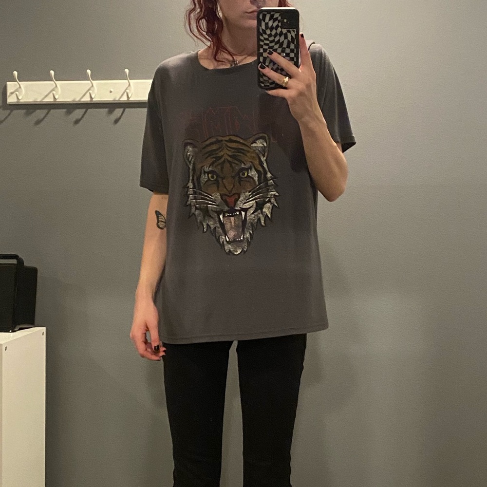Adika graphic tee